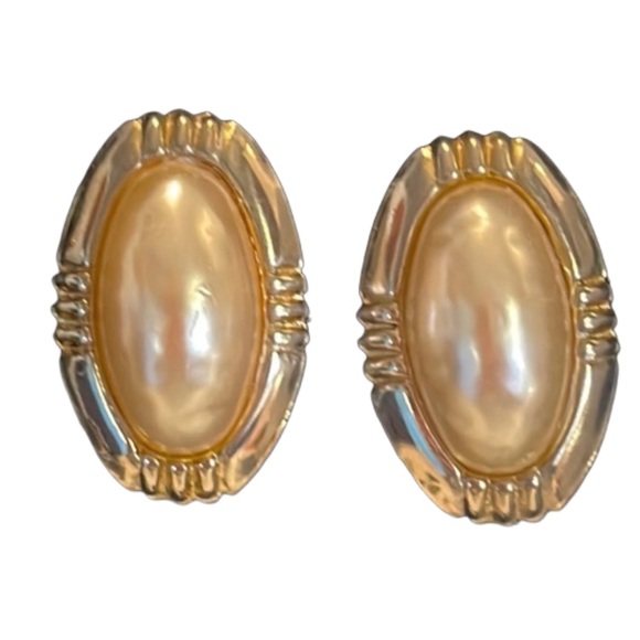 1.5” mixed metal gold tone stud earrings with large oval simulated pearl setting - Picture 1 of 13